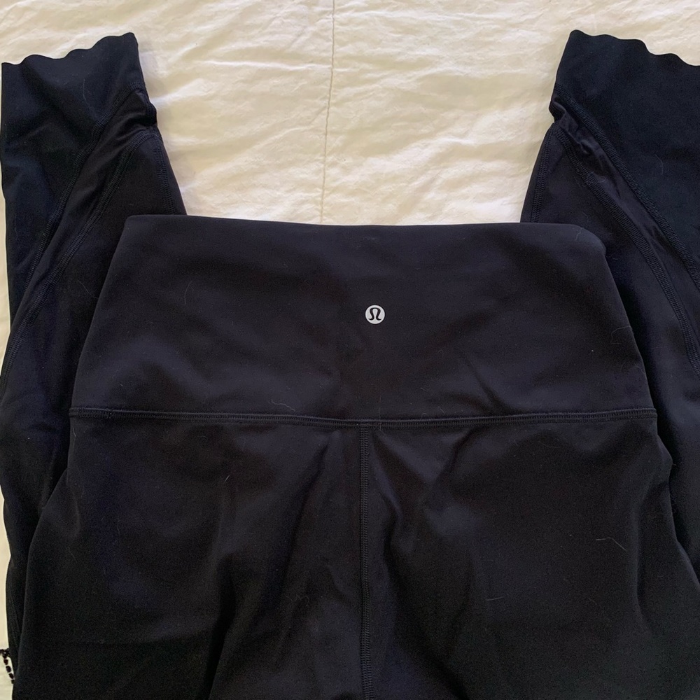 Lululemon Wunder Under Scalloped Bottom Leggings 7/8 length, Size 8